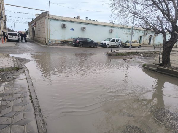 Sumqayıtda yol problemi: binanın həyətinə giriş keçilməz vəziyyətdədir