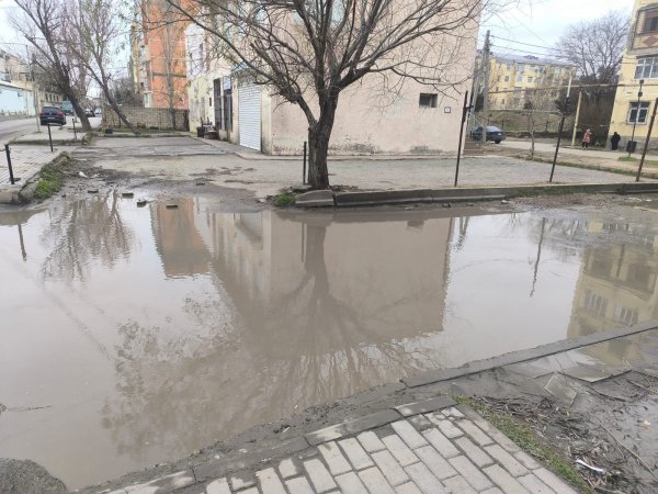 Sumqayıtda yol problemi: binanın həyətinə giriş keçilməz vəziyyətdədir