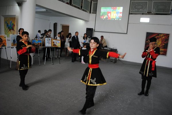 Sumqayıtda “Uşaq ədəbiyyatı rəssam balaların gözü ilə”  - FOTOLAR