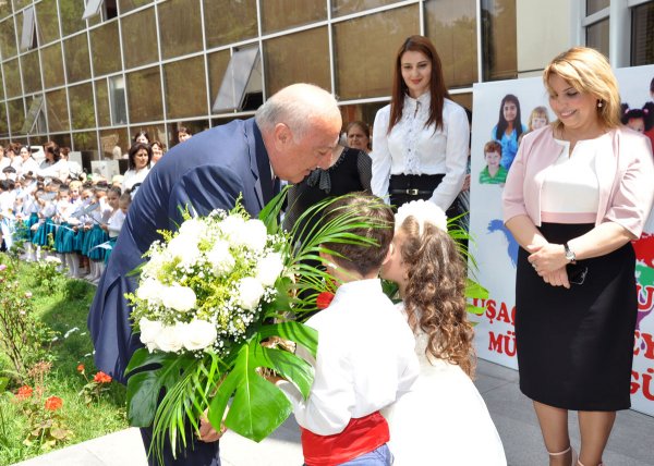 Sumqayıtın İcra başçısı uşaqları sevindirdi – FOTOLAR
