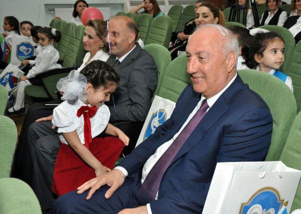 Sumqayıtın İcra başçısı uşaqları sevindirdi – FOTOLAR