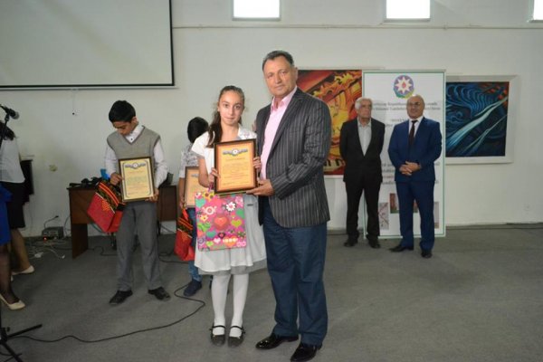 Sumqayıtda rəsm müsabiqəsinin qalibləri mükafatlandırıldı - FOTOLAR