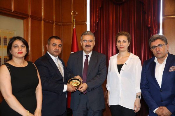 Dünya Azərbaycanlıları Konqresinin sədri İzmir valisi ilə görüşüb Dünya Azərbaycanlıları Konqresinin sədri İzmir valisi ilə görüşüb