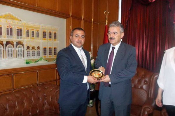 Dünya Azərbaycanlıları Konqresinin sədri İzmir valisi ilə görüşüb Dünya Azərbaycanlıları Konqresinin sədri İzmir valisi ilə görüşüb