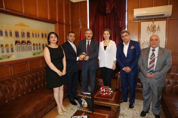 Dünya Azərbaycanlıları Konqresinin sədri İzmir valisi ilə görüşüb Dünya Azərbaycanlıları Konqresinin sədri İzmir valisi ilə görüşüb