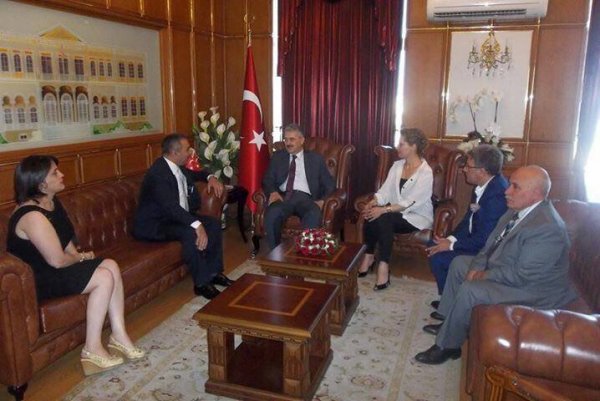 Dünya Azərbaycanlıları Konqresinin sədri İzmir valisi ilə görüşüb Dünya Azərbaycanlıları Konqresinin sədri İzmir valisi ilə görüşüb