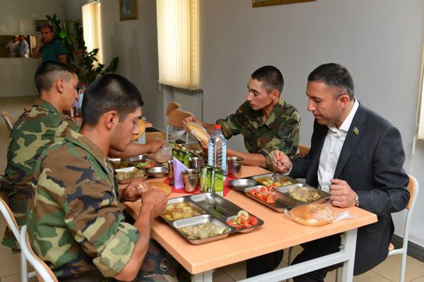Sumqayıtın millət vəkilləri cəbhə bölgəsində əsgərlərlə bir arada – FOTOLAR Sumqayıtın millət vəkilləri cəbhə bölgəsində əsgərlərlə bir arada – FOTOLAR