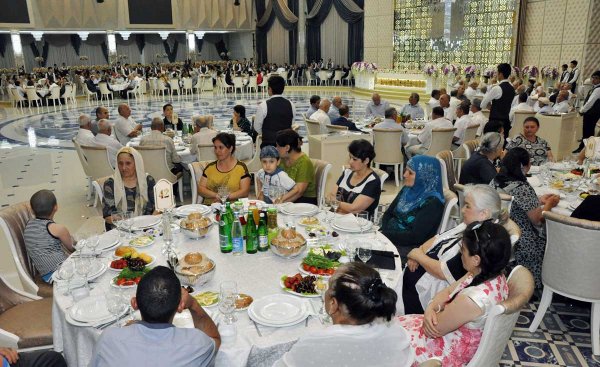 Sumqayıtda iftar süfrəsi açılıb - FOTOLAR Sumqayıtda iftar süfrəsi açılıb - FOTOLAR
