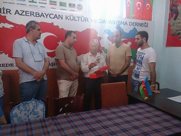 İzmirdə ölkəmizi təmsil edənlər: Xocalı abidəsi ucaldan Azərbaycan sevdalısı - REPORTAJ (FOTOLAR) İzmirdə ölkəmizi təmsil edənlər: Xocalı abidəsi ucaldan Azərbaycan sevdalısı - REPORTAJ (FOTOLAR)