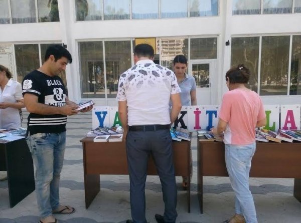 Sumqayıtda “Oxu skamyası“ - FOTOLAR Sumqayıtda “Oxu skamyası“ - FOTOLAR