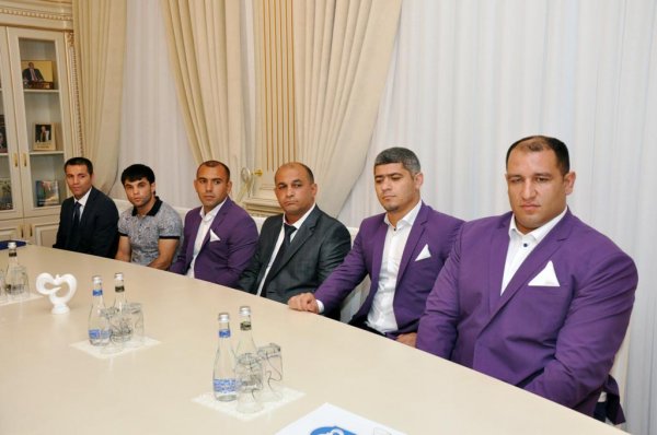 Zakir Fərəcov Olimpiya və Paralimpiya Oyunlarında iştirak edəcək Sumqayıt idmançıları ilə görüşdü - FOTOLAR Zakir Fərəcov Olimpiya və Paralimpiya Oyunlarında iştirak edəcək Sumqayıt idmançıları ilə görüşdü - FOTOLAR