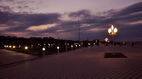 Sumqayıtın yeni bulvarının gecə görüntüləri – FOTOLAR Sumqayıtın yeni bulvarının gecə görüntüləri – FOTOLAR