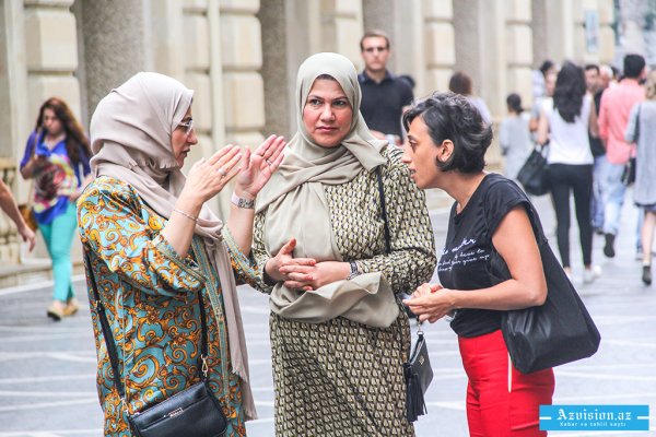Ərəblər Bakıya niyə axışır: "Qızlarınız açıq-saçıq geyinir…"- (REPORTAJ)