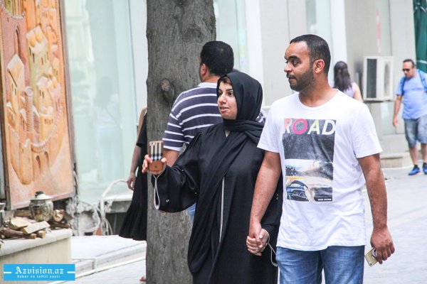 Ərəblər Bakıya niyə axışır: "Qızlarınız açıq-saçıq geyinir…"- (REPORTAJ)