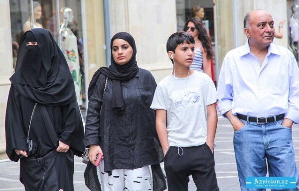 Ərəblər Bakıya niyə axışır: "Qızlarınız açıq-saçıq geyinir…"- (REPORTAJ)