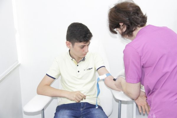 "Unikal" klinikasından Sumqayıtda ən çox bal toplayan abituriyentlərə pulsuz müayinə - FOTOLAR