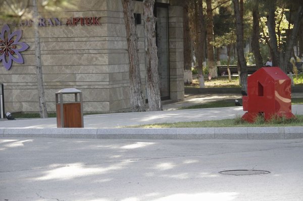 Sumqayıtın mərkəzi küçələrində yeni zibil qutuları - FOTOLAR