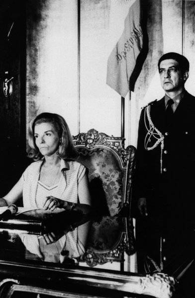 Gecə klubunda rəqqasə, generalın katibəsi - dünyanın ilk qadın prezidenti - FOTOLAR Gecə klubunda rəqqasə, generalın katibəsi - dünyanın ilk qadın prezidenti - FOTOLAR