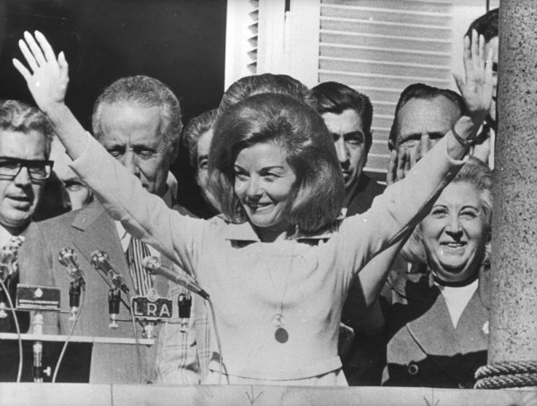 Gecə klubunda rəqqasə, generalın katibəsi - dünyanın ilk qadın prezidenti - FOTOLAR Gecə klubunda rəqqasə, generalın katibəsi - dünyanın ilk qadın prezidenti - FOTOLAR