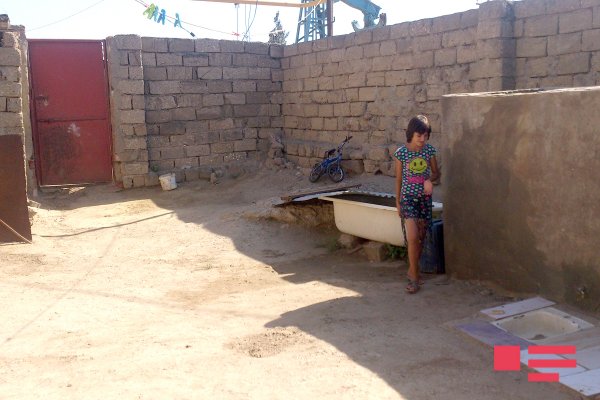 Bakıda salfet satan 10 yaşlı Fidan: “Təzə paltar istəyərdim, ayaqqabı da...” - REPORTAJ