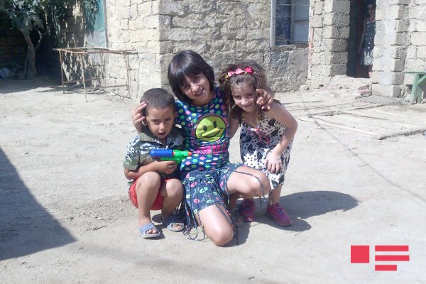 Bakıda salfet satan 10 yaşlı Fidan: “Təzə paltar istəyərdim, ayaqqabı da...” - REPORTAJ