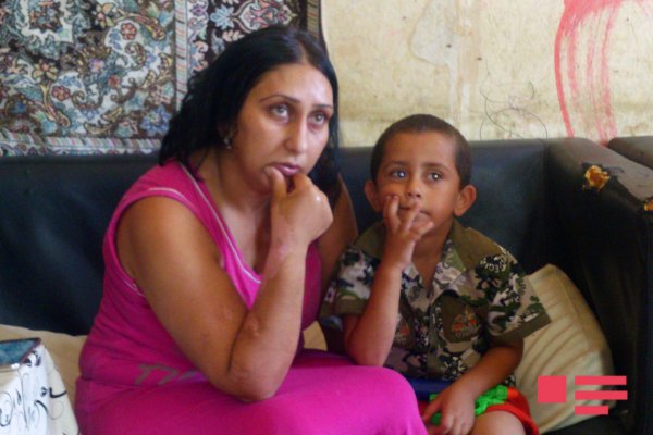Bakıda salfet satan 10 yaşlı Fidan: “Təzə paltar istəyərdim, ayaqqabı da...” - REPORTAJ