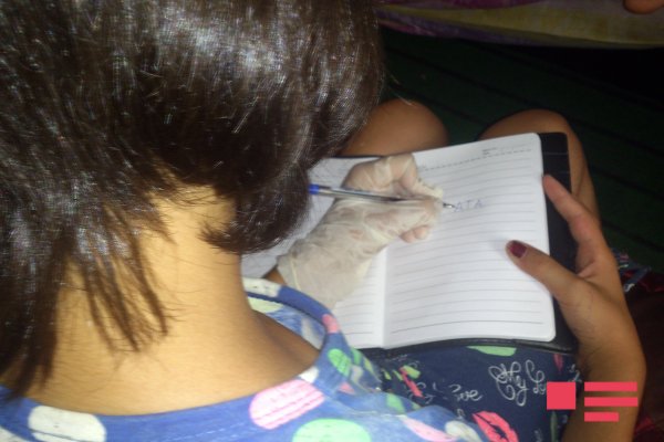 Bakıda salfet satan 10 yaşlı Fidan: “Təzə paltar istəyərdim, ayaqqabı da...” - REPORTAJ