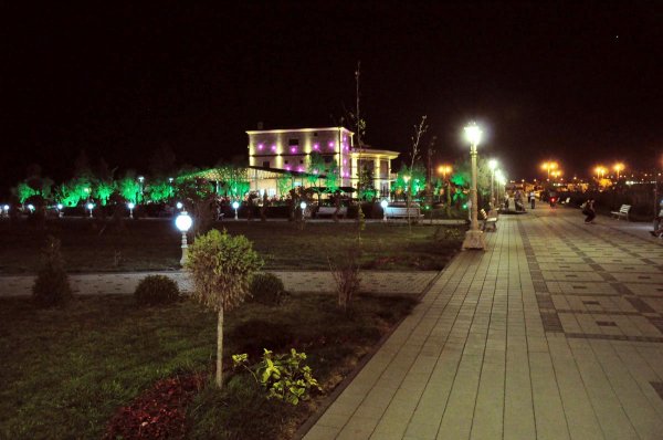 Sumqayıtın yeni bulvarının gecə görüntüləri – FOTOLAR Sumqayıtın yeni bulvarının gecə görüntüləri – FOTOLAR