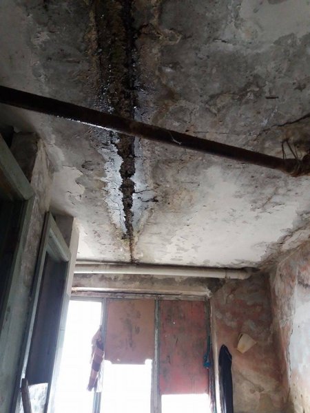 Sumqayıtda ikiyə bölünmüş yataqxana: İlbizlərlə həyat, divarlar çat, dağılmış otaqlar - REPORTAJ (FOTO)
