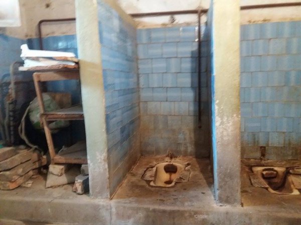 Sumqayıtda ikiyə bölünmüş yataqxana: İlbizlərlə həyat, divarlar çat, dağılmış otaqlar - REPORTAJ (FOTO)
