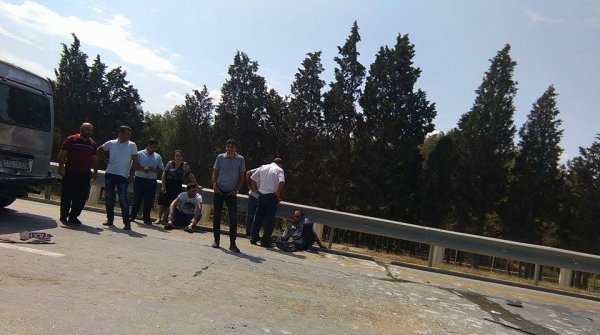 Bakı-Sumqayıt yolunda avtobus qəzası: yaralılar var - FOTOLAR Bakı-Sumqayıt yolunda avtobus qəzası: yaralılar var - FOTOLAR