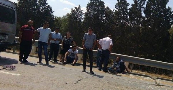Bakı-Sumqayıt yolunda avtobus qəzası: yaralılar var - FOTOLAR Bakı-Sumqayıt yolunda avtobus qəzası: yaralılar var - FOTOLAR
