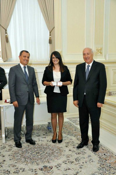 Sumqayıtda dərs ilini əla qiymətlərlə başa vuran şagirdlərin sayı 10 minə  çatıb - FOTO
