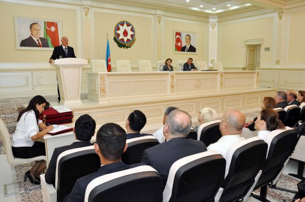 Sumqayıtda dərs ilini əla qiymətlərlə başa vuran şagirdlərin sayı 10 minə  çatıb - FOTO