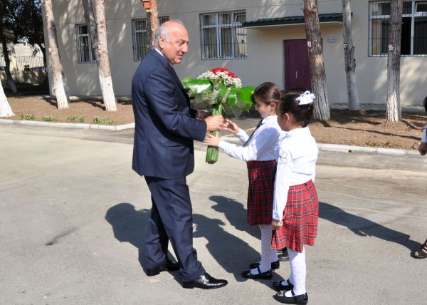 Sumqayıtın icra başçısı məktəblilərin bayram tədbirlərində iştirak edib – FOTOLAR Sumqayıtın icra başçısı məktəblilərin bayram tədbirlərində iştirak edib – FOTOLAR