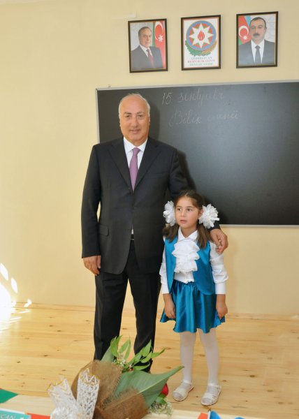 Sumqayıtın icra başçısı məktəblilərin bayram tədbirlərində iştirak edib – FOTOLAR Sumqayıtın icra başçısı məktəblilərin bayram tədbirlərində iştirak edib – FOTOLAR