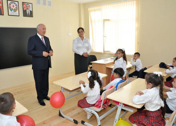 Sumqayıtın icra başçısı məktəblilərin bayram tədbirlərində iştirak edib – FOTOLAR Sumqayıtın icra başçısı məktəblilərin bayram tədbirlərində iştirak edib – FOTOLAR