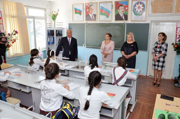 Sumqayıtın icra başçısı məktəblilərin bayram tədbirlərində iştirak edib – FOTOLAR Sumqayıtın icra başçısı məktəblilərin bayram tədbirlərində iştirak edib – FOTOLAR