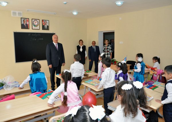 Sumqayıtın icra başçısı məktəblilərin bayram tədbirlərində iştirak edib – FOTOLAR Sumqayıtın icra başçısı məktəblilərin bayram tədbirlərində iştirak edib – FOTOLAR