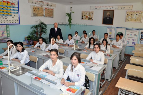 Sumqayıtın icra başçısı məktəblilərin bayram tədbirlərində iştirak edib – FOTOLAR Sumqayıtın icra başçısı məktəblilərin bayram tədbirlərində iştirak edib – FOTOLAR