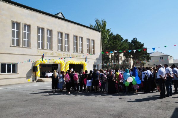 Sumqayıtın icra başçısı məktəblilərin bayram tədbirlərində iştirak edib – FOTOLAR Sumqayıtın icra başçısı məktəblilərin bayram tədbirlərində iştirak edib – FOTOLAR