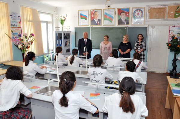 Sumqayıtın icra başçısı məktəblilərin bayram tədbirlərində iştirak edib – FOTOLAR Sumqayıtın icra başçısı məktəblilərin bayram tədbirlərində iştirak edib – FOTOLAR
