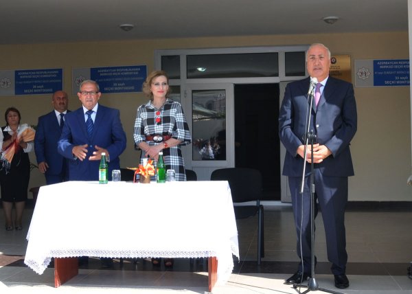 Sumqayıtın icra başçısı məktəblilərin bayram tədbirlərində iştirak edib – FOTOLAR Sumqayıtın icra başçısı məktəblilərin bayram tədbirlərində iştirak edib – FOTOLAR