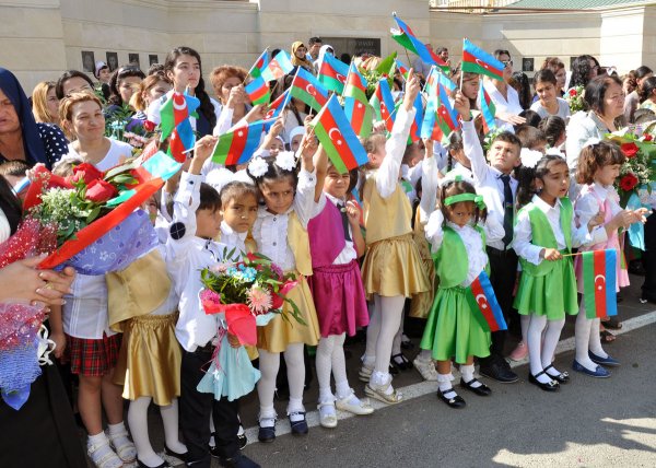Sumqayıtın icra başçısı məktəblilərin bayram tədbirlərində iştirak edib – FOTOLAR Sumqayıtın icra başçısı məktəblilərin bayram tədbirlərində iştirak edib – FOTOLAR