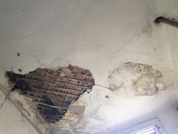 Sumqayıtda binaların birinin dam hissəsində uçqun baş verib - VİDEO+FOTO