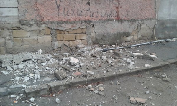 Sumqayıtda binaların birinin dam hissəsində uçqun baş verib - VİDEO+FOTO