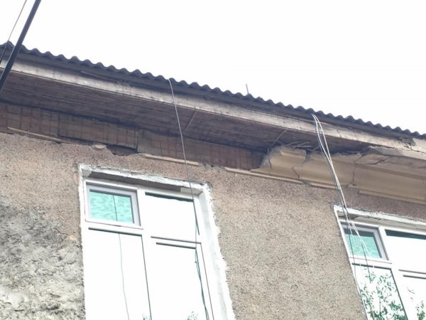 Sumqayıtda binaların birinin dam hissəsində uçqun baş verib - VİDEO+FOTO