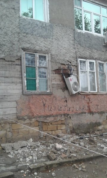 Sumqayıtda binaların birinin dam hissəsində uçqun baş verib - VİDEO+FOTO