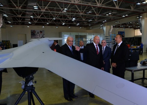 Prezident “Zərbə” pilotsuz uçuş aparatlarının təqdimatında - FOTO Prezident “Zərbə” pilotsuz uçuş aparatlarının təqdimatında - FOTO