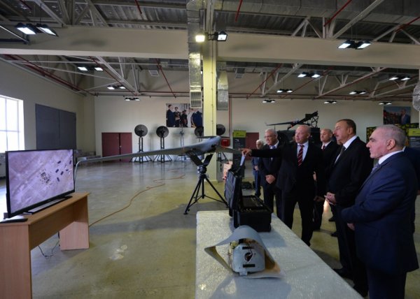 Prezident “Zərbə” pilotsuz uçuş aparatlarının təqdimatında - FOTO Prezident “Zərbə” pilotsuz uçuş aparatlarının təqdimatında - FOTO